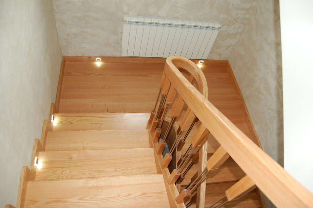 Drewniane schody ozdobą każdego mieszkania